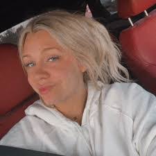 Leanna Bishop's Instagram, Twitter & Facebook