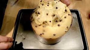 Dunque omaggiamo il natale portando in tavola, oltre che a tanto amore e gioia, un dolce panettone fatto in casa, che indubbiamente riscuoterà. Video Ricetta Panettone Fatto In Casa Con Gocce Di Cioccolato Aglio In Camicia Youtube