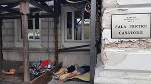 Va cautati un loc de munca in arad? Au CÄzut Ca SeceraÅ£i La Sala Pentru CÄsÄtorii De Acolo Vine Imaginea Zilei La Arad Newsar Ro