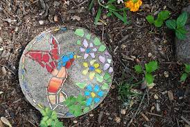 Stepping stone paths can be a unique way of creating a path through you garden or lawn spaces. How To Make Diy Stepping Stones With Kids For Your Garden Walkway Merriment Design