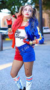 It veers away from her signature red and black attire and jester mask and embraces a baseball tee and. Pin On Frisuren Blog
