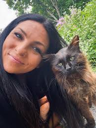 Cat cone for 8-pound cat, medium size needed