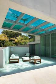Piscine Design Avec Fond Transparent Mobilier En Bois Massif Et Sol En Pierre Piscines De Reve Piscines Design Jolie Maison
