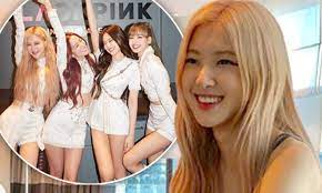 Ea a fost majoretă la fosta ei școală canterbury girls' secondary college. Blackpink S Rose Is Overjoyed After Returning Home To Melbourne Daily Mail Online