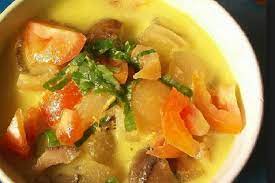 Tekstur kenyal kikil yang lembut dalam kuah santan nan gurih, bikin lidah bergoyang! Bunda Begini Cara Buat Soto Kikil Ala Rumahan