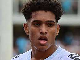 Fátima Dutra celebra estreia pela Seleção