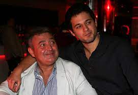 Flakon a váza, gaz, szemét a síron. Tomegvonzasom Van Jol Erzik Magukat Az Emberek Velem Gesztesi Karolytol Bucsuzunk Nlc