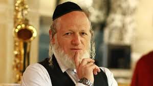 לנתנאל משי זהב צפו עתיד מזהיר כראש ישיבה וגם שידוך משמיים כבר עשו לו, אבל הוא נלחם בפטור האוטומטי שקיבל בצו הראשון, ואפילו סירב לשירות רגוע כמדריך חובשים האברך מסנהדריה, שהספיק לפני הגיוס לקפוץ לתאילנד וממשיך להתנדב במדא יהודה משי זהב מליט את פניו בידיו ומתקשה להסתיר את ההתרגשות. Gimd E0gr1jkpm