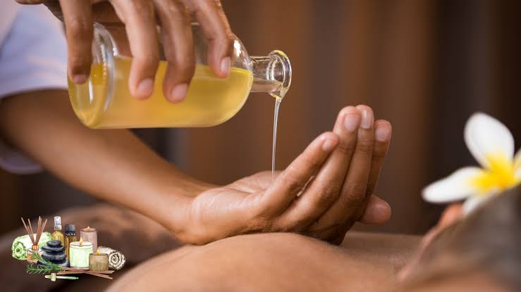 스웨디시 마사지의 핵심인 오일 블렌딩과 부드러운 압의 시작. 출처: Addlestone Therapy