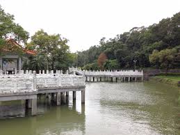 因其境內多 山丘 ，形成多處小盆地地貌，當地人 臺灣閩南語 稱山坳地為「湖」，故內湖是「內部盆地」之義。. ç¢§æ¹–å…¬åœ' å…§æ¹–å€ å°åŒ—å¸‚ å°ç£æ—…éŠè³‡è¨Š æ—…éŠå°Žè¦½ Travelkingæ—…éŠçŽ‹