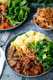 Stick To Your Ribs Comfort Food For A Cold Rainy Day This Slow Cooked Beef And Guinness Stew With Crisp Slow Cooked Meals Slow Cooker Recipes Beef Cold Meals