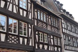 Les Dessins Des Poutres Des Maisons A Colombages Alsacienne Sont Saisissants Strasbourg Colombage Tourisme