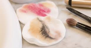 هل ينتهي الأمر مع مسح المستحضرات؟ بالطبع لا لذا إليك خطوات تنظيف البشرة من  المكياج - مجلتك