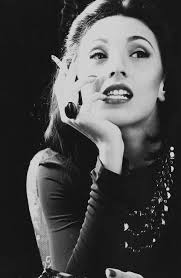 como dizia Clarice Lispector: "Pensamos que nunca vamos esquecer e  esquecemos. Pensamos que a dor nunca vai passar, mas passa. Pensamos que  tudo é eterno, mas não é!" Paixões