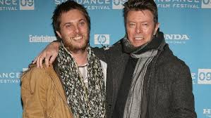 Sie wacht manchmal nachts auf, weil ihr im traum essensdüfte durch die nase ziehen. David Bowie Ware Bald Opa Geworden Sohn Duncan Jones Wird Vater