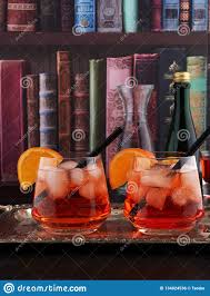 Aperol is an italian bitter apéritif made of gentian, rhubarb, and cinchona, among other ingredients. Zwei Glaser Von Aperol Spritz Satz Auf Einem Silbertablett Mit Einem Bucherregaltapetenhintergrund Stockfoto Bild Von Sprudel Sommer 134024536