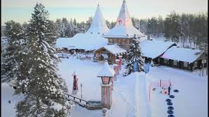 Quando babbo natale ti tenderà la sua mano per stringerla, quando ti dirà benvenuto nella mia casa e ti guarderà dritto negli occhi, allora stai calmo, sii felice, non trattenere le tue emozioni. Video Babbo Natale A Rovaniemi In Lapponia Filmati Finlandia