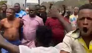 Yoruba freedom fighter and activist, sunday igboho adeyemo, has escaped an attack by armed gunmen at his soka residence, ibadan, in oyo state. Police Dss In Reported Failed Attempted Arrest Of Sunday Igboho Ripples Nigeria