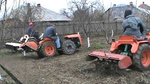 Oferim la vanzare si inchiriere utilaje de constructii si agricole din germania. 3 Tractoare 4x4 In Livada 3 Garden Tractors 4x4 At Working Pasquali 990 991 Goldoni Export