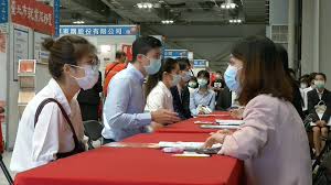 Jun 28, 2021 · 三級警戒超過1個月，不少勞工急需紓困，今年的畢業生更因疫情面臨求職困難。國民黨前主席朱立倫在臉書表示，6月畢業季. Gbryjjno Qwo3m