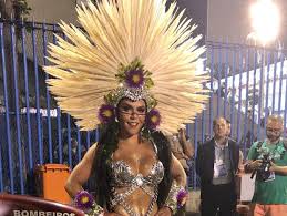 Musa Da Padre Miguel Usa Look Cromado E Com Mil Penas De Faisao Quem Rio De Janeiro