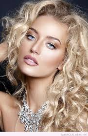 Blonde Curly Hair Blue Eyes And Pink Lips Curly Hair Styles Long Hair Styles Beautiful Blonde