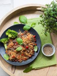 Nouilles De Riz Et Boeuf Facon Thai Nouilles De Riz Recette Plat Facile Cuisine Asiatique