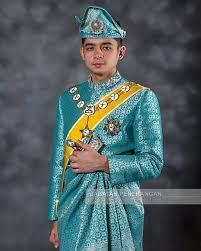 Meskipun sultan dianggap sebagai penguasa tertinggi, tetapi nyatanya selalu dikendalikan oleh orangkaya atau hulubalang. Monarchies Today Royalty Around The Globe Ianoyarioy 2019