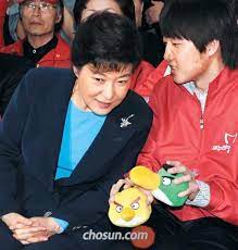 이준석은 여유 있는 부모 만나 외국 유학 갔다 와서, 박근혜 키즈로 별 하는 일 없이 수구적 혀만 놀리고 살며 정치적 술수를 배운 사람으로 보인다. ì´ì¤€ì„ ë‚  ì´ëŒì–´ë‚´ì¤€ ê·¸ë¶„ ë°•ê·¼í˜œì— ê°ì‚¬ ì¸ì‚¬ ì¡°ì„ ì¼ë³´