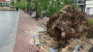 Hier sorgt die gewitterfront für starkregen. Gewitter Verursachen Schaden Verwustungen In Amsterdam Wetternews Wetteronline