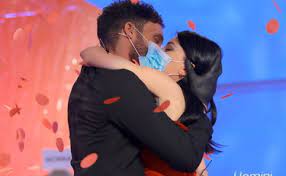 La prima serata di canale 5 si è scontrata con il debutto di sanremo young su rai la conclusione del trono di teresa langella e la scelta, appunto, tra antonio e andrea. Uomini E Donne La Scelta Di Giovanna Abate E Sammy Hassan Lui Se Ne Va Poi Dice Si Il Tempo