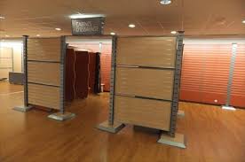 Rouxel, fournisseur des professionnels pour l'agencement de magasins, vous propose toute une gamme de matériel boutique, cabines d'essayage, cabines d'essayage démontable, rideau à œillets décliné en plusieurs coloris à assortir à votre boutique, enfin tout l'indispensable pour agencer et créer un espace d'essayage confortable et agréable , à des prix toujours moins chers. Cabines D Essayage Occasions Et Destockage En France Belgique Pays Bas Luxembourg Suisse Espagne Italie Maroc Algerie Tunisie