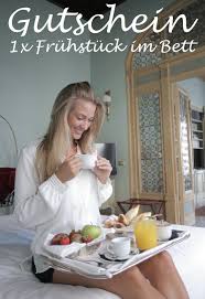Enjoy intimate moments in the hotel room, breakfast in bed, a bottle of champagne, and much more. Fruhstuck Im Bett Als Geschenkidee Gutscheinspruch De