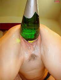 Insertions extremes de bouteille dans la chatte - 2Folie