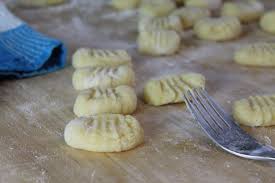 Gnocchi Selber Machen So Schmeckt S Wie Beim Italiener Rezept Gnocchi Selber Machen Rezepte Lebensmittel Essen