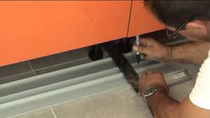 Moderne et élégante, l'alliance du noir et du bois dans la cuisine continue de nous séduire. Montage D Une Cuisine Decoupes Et Fixation Des Plinthes En Aluminium Youtube