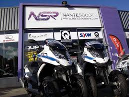 Nantes La Police Roule En Maxi Scooter Quadro Maxi Scooter Police Police Municipale