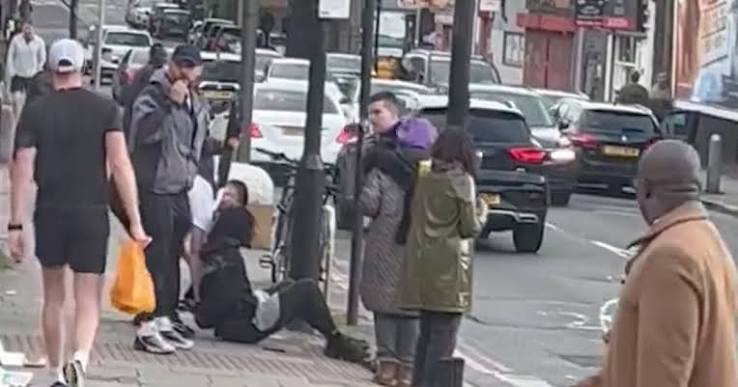 Man arrested after 'carrying machete' outside Tube station in broad daylight | The Independent