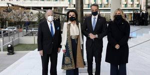 Πιο συγκεκριμένα, η γιάννα αγγελοπούλου εμφανίστηκε στην εθνική πινακοθήκη ντυμένη με το παραδοσιακό «πιρπιρί» που αποτελεί ένα περίτεχνο πανωφόρι, γυναικεία εκδοχή του λεγόμενου. Jbewqqlwmhku9m