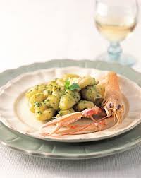 L'unica difficoltà del fare gli gnocchi in casa è trovare patate acquose o lasciarle troppo crude. Gnocchi Di Patate Con Pesto Con Dadolata Di Scampi Sale Pepe