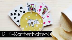 Diy Kartenhalter Aus Chipsdeckeln Spielkartenhalter Basteln Mit Kindern Kinderbasteleien