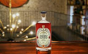 Distillerie Nonino, Amaro Nonino Quintessentia, Liquore d'erbe nobilitato  da Acquavite d'Uva invecchiata in barriques - bottiglia in vetro da 700 ml  : Amazon.it: Alimentari e cura della casa