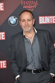 Hier ist der erste fernsehauftritt überhaupt von dem star aus alarm für cobra 11 erdogan atalay zu sehen. Cobra 11 Star Jetzt Papa So Heisst Erdogan Atalays Tochter Promiflash De