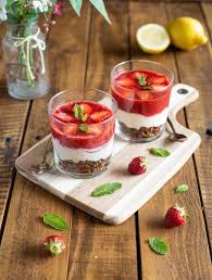 Verrines Aux Fraises Et Au Granola Facon Cheesecake Cuisine Ta Ligne Cheesecake Cuisine Et Boissons Alimentation