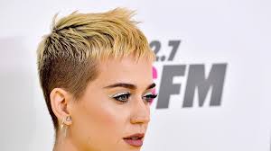 Scopri i tagli capelli corti e colorati e lasciati tentare dalla loro allure per la primavera estate 2021. Capelli I Tagli Corti E Cortissimi Della Primavera Estate 2017 Vanity Fair Italia