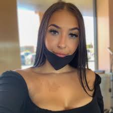 Alyssa Levesque's Instagram, Twitter & Facebook