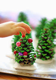 Notes des internautes ecole maternelle pomme de pin. Bricolage Noel Enfant Sapin De Noel En Pomme De Pin Decoree De Peinture Verte Paillettes Et Perles Pon Bricolage Noel Enfant Bricolage Noel Deco Noel Enfant