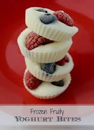 Une Belle Idee De Collation Sante Quand Y Fait Chaud On Congele Du Yogourt Grec Dans Des Petits Moules En Y Ajoutant Frozen Yogurt Bites Yogurt Bites Snacks