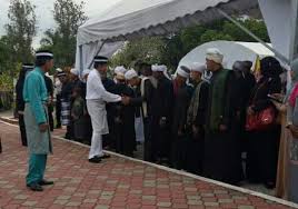 Sultanah kedah, tuanku haminah hamidun menabur bunga mawar ke atas makam almarhum sultan abdul halim ketika majlis istiadat pemakaman. Rakyat Jelata Berziarah Ke Makam Diraja Langgar