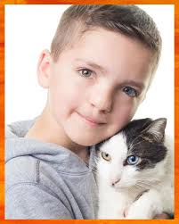 💙🐱 Niño que sufría acoso por ser diferente adopta a un gato igual a él y  su historia conmueve al mundo Madden Humphreys, un niño de 7 años de  Oklahoma, nació con